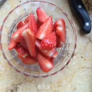 Make Strawberry naked cake step 21