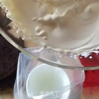 Make Strawberry naked cake step 24