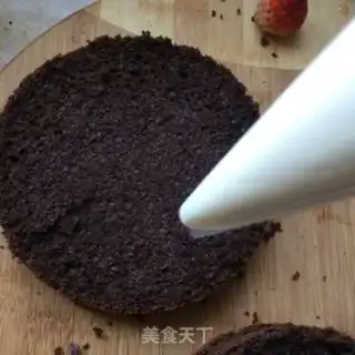 Make Strawberry naked cake step 25
