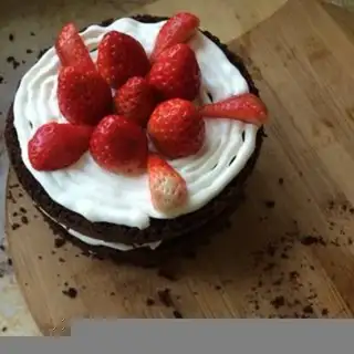 Make Strawberry naked cake step 28