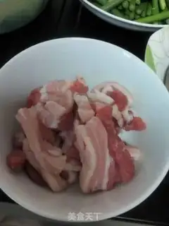 Make Garlic fried meat step 1