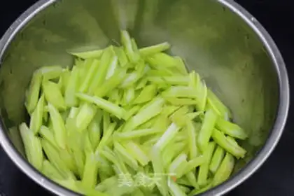 Make Celery lilies step 1