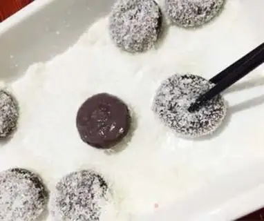 Make Coconut sesameballs step 3