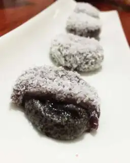 Make Coconut sesameballs step 4