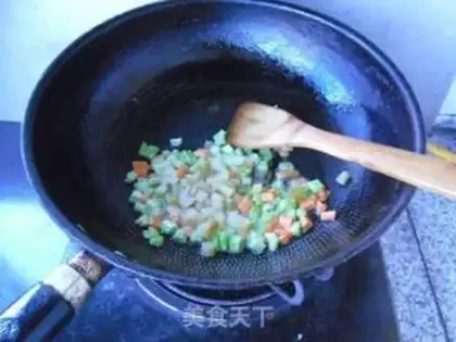 Make Three-ding fried rice step 4