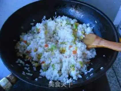 Make Three-ding fried rice step 6