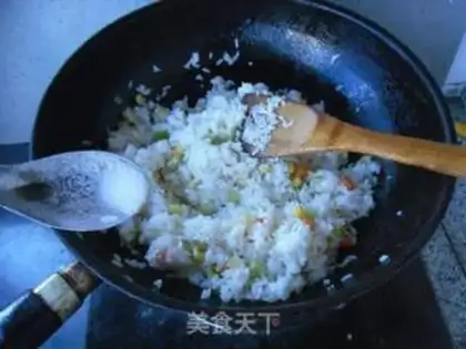 Make Three-ding fried rice step 7