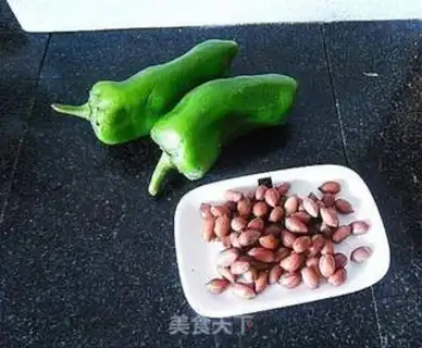 Make Potato pepper and peanuts step 0