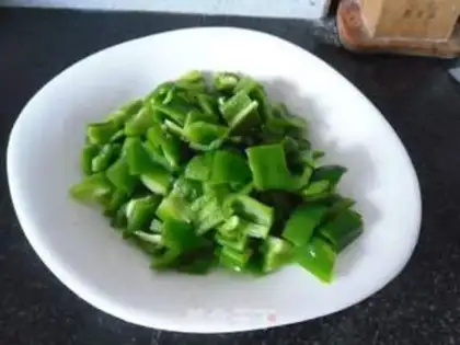 Make Potato pepper and peanuts step 1