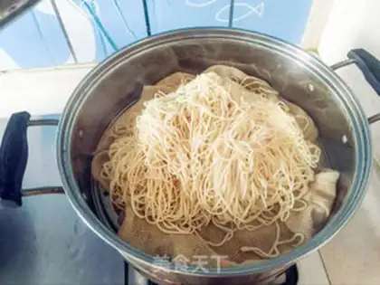 Make Steamed halogen noodles step 1