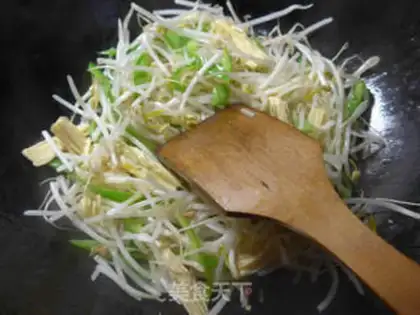 Make The green bean sprouts step 2