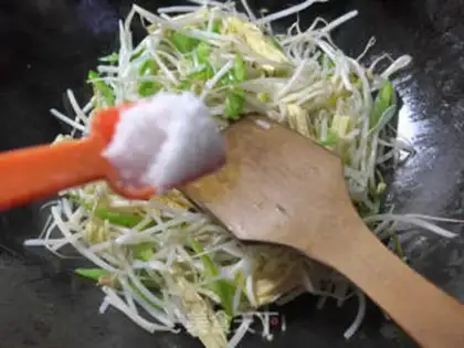 Make The green bean sprouts step 4