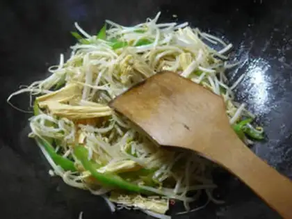 Make The green bean sprouts step 5