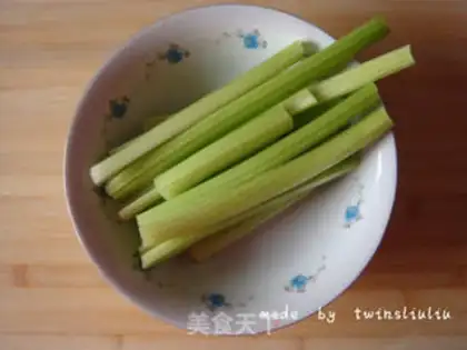 Make Celery with peanuts step 1