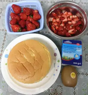 Make Strawberry naked cake step 0