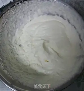 Make Strawberry naked cake step 3