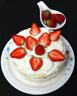 Make Strawberry naked cake step 8