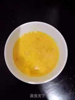 Make Garlic fried eggs step 1