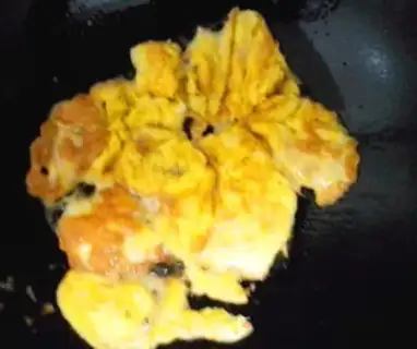 Make Garlic fried eggs step 2