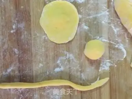 Make Straw hat pumpkin buns step 1