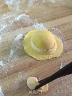 Make Straw hat pumpkin buns step 3