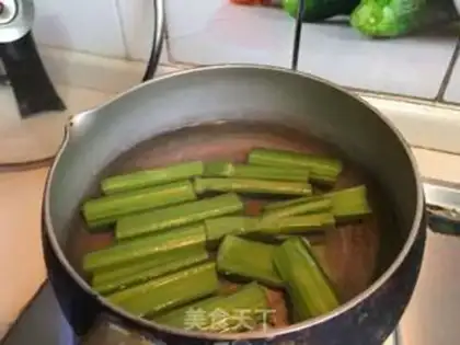Make Celery cucumber apple juice step 1