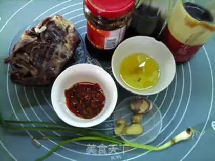 Make Spicy mushroom beef sauce step 0