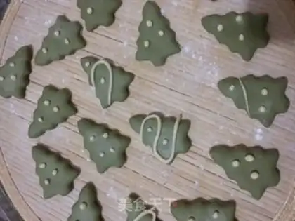 Make Christmas tree buns step 8