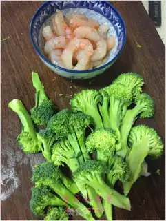 Make Garlic shrimp broccoli step 0