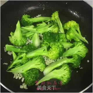 Make Garlic shrimp broccoli step 4