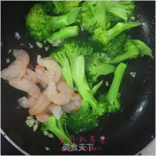 Make Garlic shrimp broccoli step 5