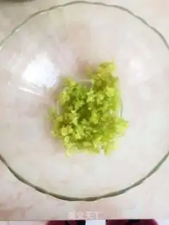 Make Celery shrimp rollers step 0