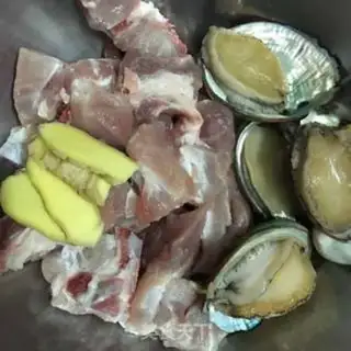 Make Olive pig bone abalone soup step 1