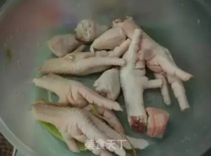 Make Chicken claw spicy soup step 0