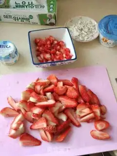 Make The yogurt strawberries step 0