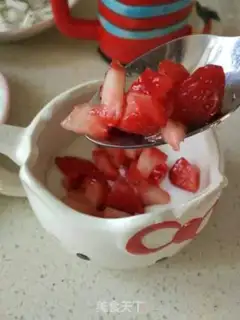 Make The yogurt strawberries step 4