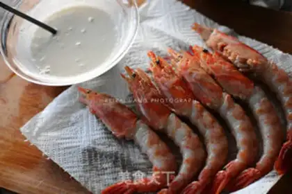 Make A shrimp sushi roll step 2