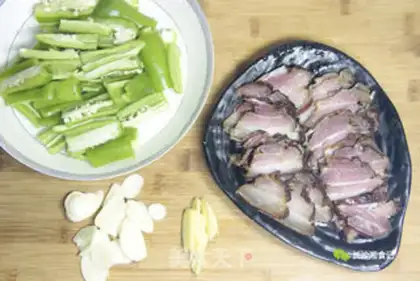 Make The green peppers are fried with gravy step 1
