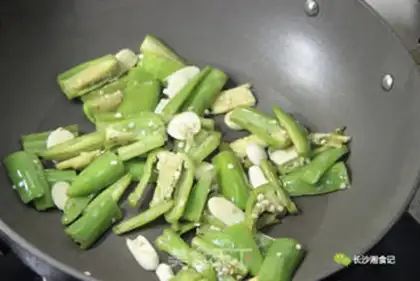 Make The green peppers are fried with gravy step 4