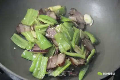 Make The green peppers are fried with gravy step 5