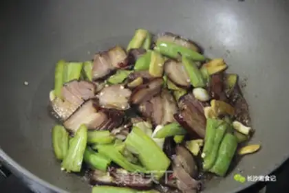 Make The green peppers are fried with gravy step 6