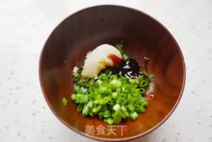 Make Onion pork noodles step 1