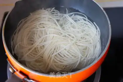 Make Onion pork noodles step 2