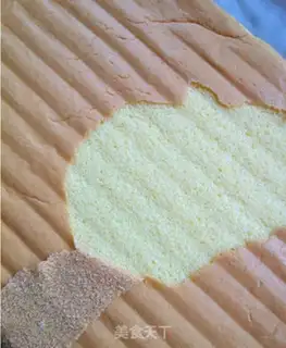 Make Quick-hand yellow cake roll step 4