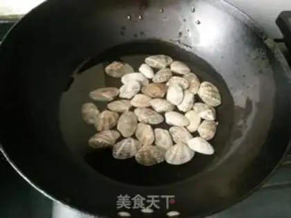Make Curry clams and tofu step 1