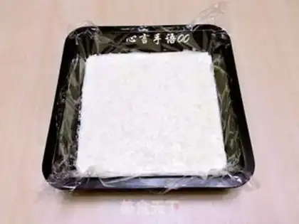 Make Flower-shaped coconut-fruit ice cream step 7
