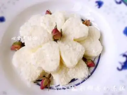 Make Flower-shaped coconut-fruit ice cream step 8