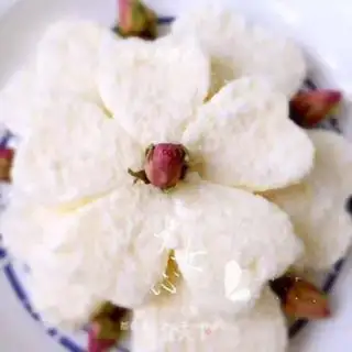 Make Flower-shaped coconut-fruit ice cream step 10