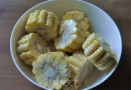 Make Corn-cooked pig hoof step 0