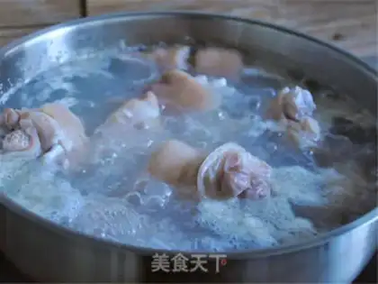 Make Corn-cooked pig hoof step 2